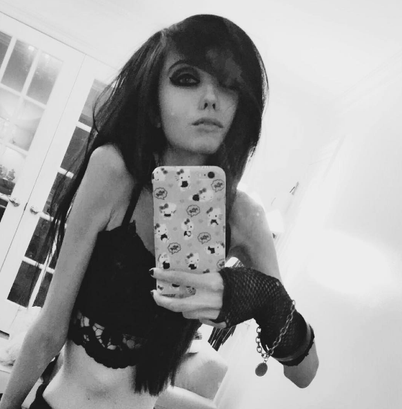 Eugenia Cooney tem mais de um milhão de inscritos no canal de vídeo e quase 500 mil seguidores no Instagram. Mas, nos comentários, só se fala de uma coisa: a magreza excessiva e preocupante da adolescente que pesaria, segundo a imprensa americana, 27 quilos