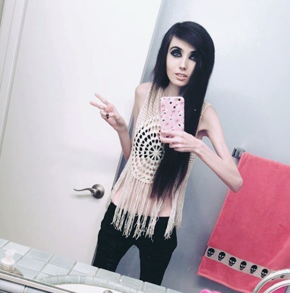 Eugenia Cooney tem mais de um milhão de inscritos no canal de vídeo e quase 500 mil seguidores no Instagram. Mas, nos comentários, só se fala de uma coisa: a magreza excessiva e preocupante da adolescente que pesaria, segundo a imprensa americana, 27 quilos