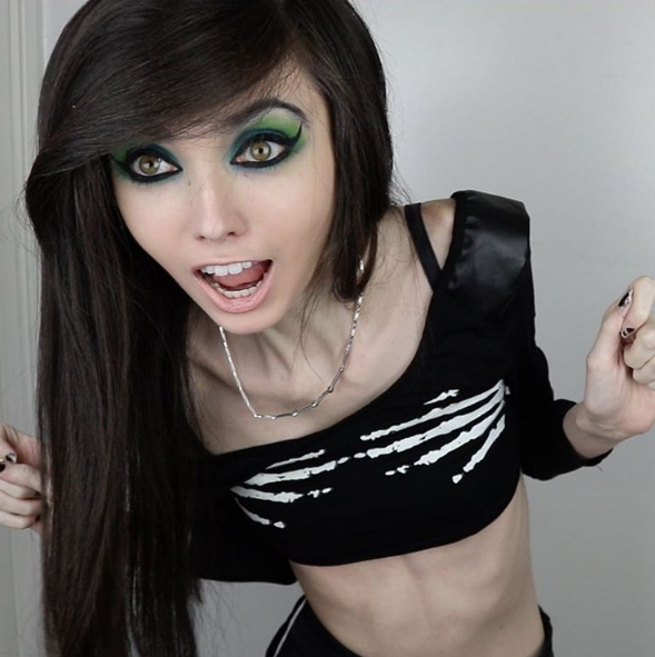 Eugenia Cooney tem mais de um milhão de inscritos no canal de vídeo e quase 500 mil seguidores no Instagram. Mas, nos comentários, só se fala de uma coisa: a magreza excessiva e preocupante da adolescente que pesaria, segundo a imprensa americana, 27 quilos