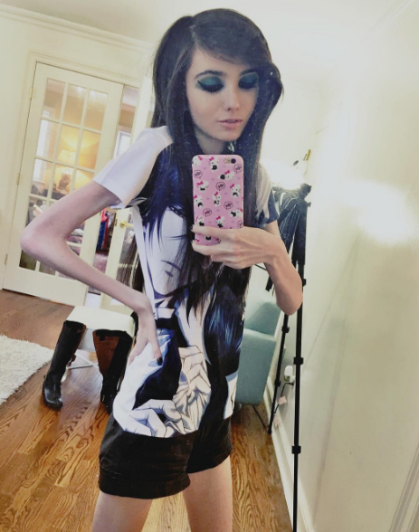 Eugenia Cooney tem mais de um milhão de inscritos no canal de vídeo e quase 500 mil seguidores no Instagram. Mas, nos comentários, só se fala de uma coisa: a magreza excessiva e preocupante da adolescente que pesaria, segundo a imprensa americana, 27 quilos