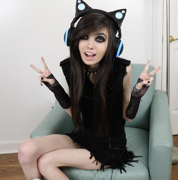 Eugenia Cooney tem mais de um milhão de inscritos no canal de vídeo e quase 500 mil seguidores no Instagram. Mas, nos comentários, só se fala de uma coisa: a magreza excessiva e preocupante da adolescente que pesaria, segundo a imprensa americana, 27 quilos