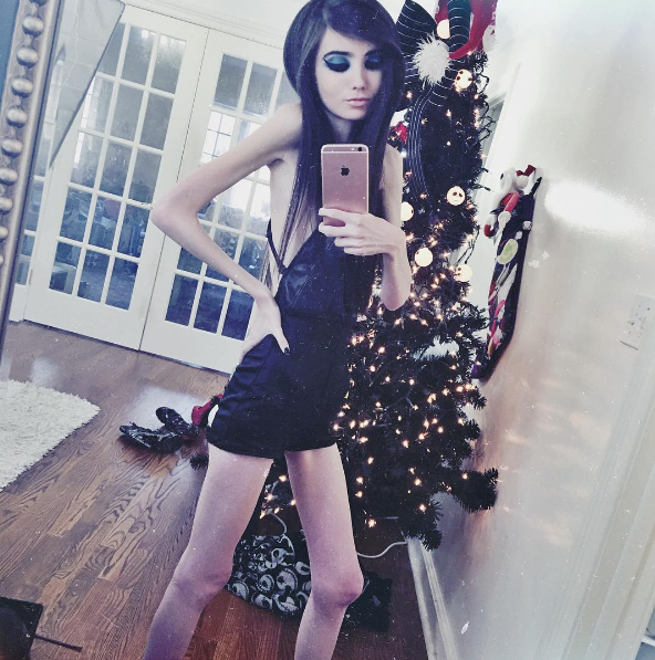 Eugenia Cooney tem mais de um milhão de inscritos no canal de vídeo e quase 500 mil seguidores no Instagram. Mas, nos comentários, só se fala de uma coisa: a magreza excessiva e preocupante da adolescente que pesaria, segundo a imprensa americana, 27 quilos