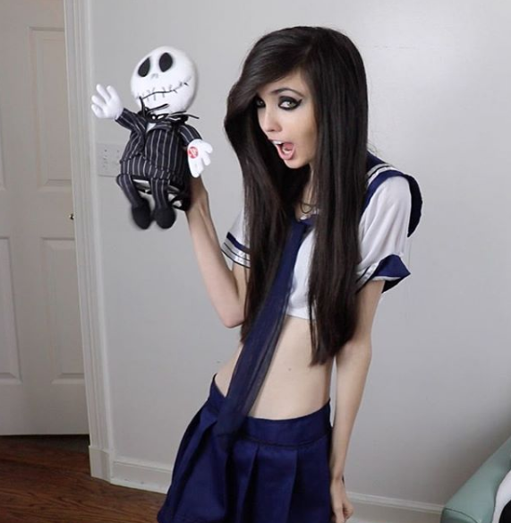 Eugenia Cooney tem mais de um milhão de inscritos no canal de vídeo e quase 500 mil seguidores no Instagram. Mas, nos comentários, só se fala de uma coisa: a magreza excessiva e preocupante da adolescente que pesaria, segundo a imprensa americana, 27 quilos