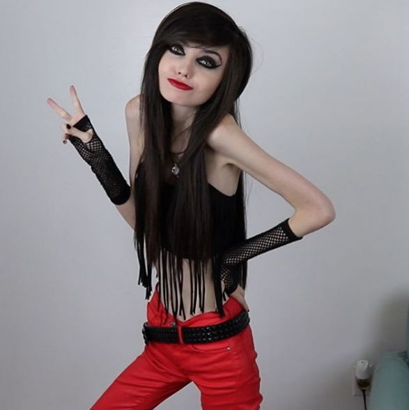 Eugenia Cooney tem mais de um milhão de inscritos no canal de vídeo e quase 500 mil seguidores no Instagram. Mas, nos comentários, só se fala de uma coisa: a magreza excessiva e preocupante da adolescente que pesaria, segundo a imprensa americana, 27 quilos