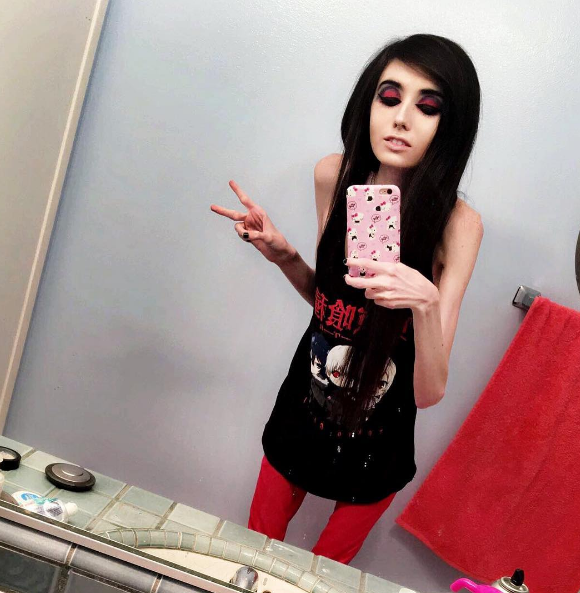 Eugenia Cooney tem mais de um milhão de inscritos no canal de vídeo e quase 500 mil seguidores no Instagram. Mas, nos comentários, só se fala de uma coisa: a magreza excessiva e preocupante da adolescente que pesaria, segundo a imprensa americana, 27 quilos