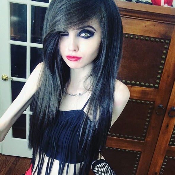 Eugenia Cooney tem mais de um milhão de inscritos no canal de vídeo e quase 500 mil seguidores no Instagram. Mas, nos comentários, só se fala de uma coisa: a magreza excessiva e preocupante da adolescente que pesaria, segundo a imprensa americana, 27 quilos