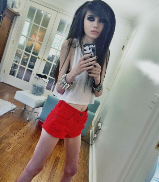 Eugenia Cooney tem mais de um milhão de inscritos no canal de vídeo e quase 500 mil seguidores no Instagram. Mas, nos comentários, só se fala de uma coisa: a magreza excessiva e preocupante da adolescente que pesaria, segundo a imprensa americana, 27 quilos