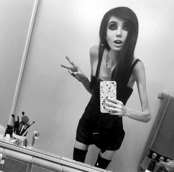 Eugenia Cooney tem mais de um milhão de inscritos no canal de vídeo e quase 500 mil seguidores no Instagram. Mas, nos comentários, só se fala de uma coisa: a magreza excessiva e preocupante da adolescente que pesaria, segundo a imprensa americana, 27 quilos