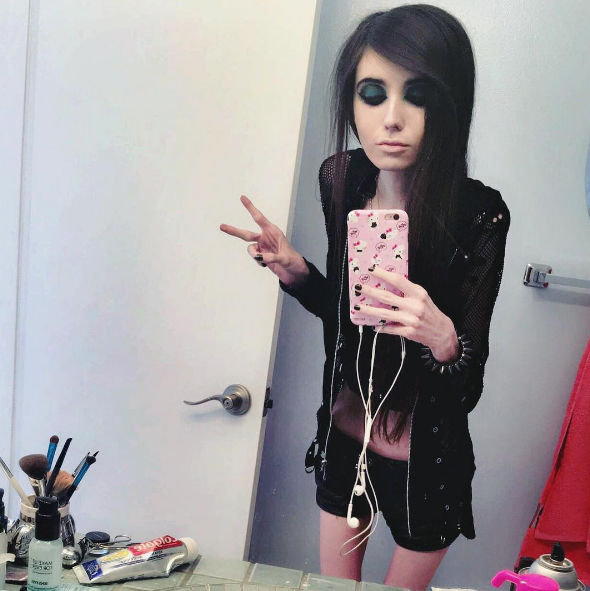 Eugenia Cooney tem mais de um milhão de inscritos no canal de vídeo e quase 500 mil seguidores no Instagram. Mas, nos comentários, só se fala de uma coisa: a magreza excessiva e preocupante da adolescente que pesaria, segundo a imprensa americana, 27 quilos