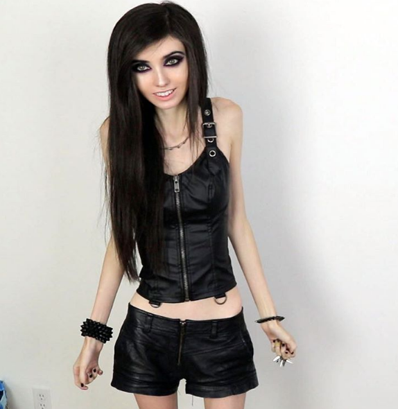 Eugenia Cooney tem mais de um milhão de inscritos no canal de vídeo e quase 500 mil seguidores no Instagram. Mas, nos comentários, só se fala de uma coisa: a magreza excessiva e preocupante da adolescente que pesaria, segundo a imprensa americana, 27 quilos