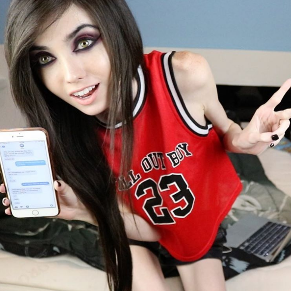 Eugenia Cooney tem mais de um milhão de inscritos no canal de vídeo e quase 500 mil seguidores no Instagram. Mas, nos comentários, só se fala de uma coisa: a magreza excessiva e preocupante da adolescente que pesaria, segundo a imprensa americana, 27 quilos