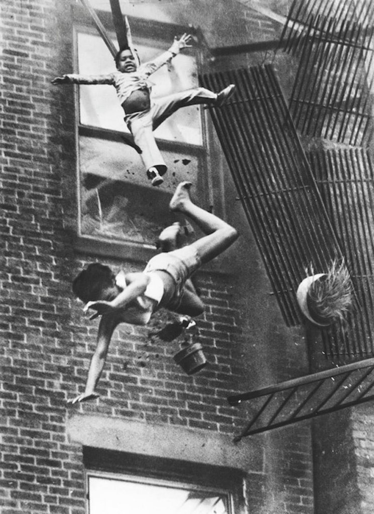 Crianças tentando se salvar de incêndio, em Boston, em 1975