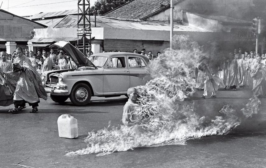 Monge pegando fogo, 1963