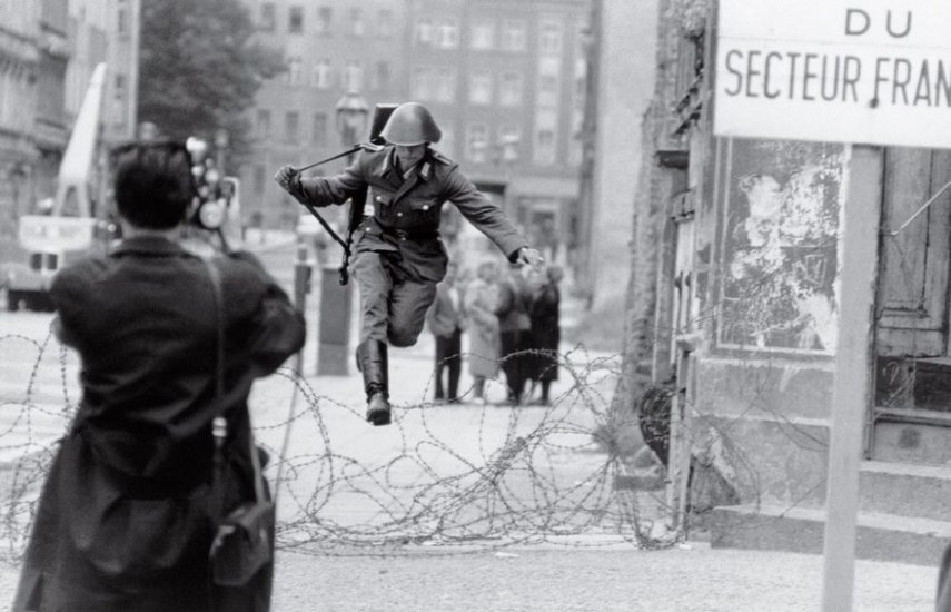 Soldado pelas ruas de Berlim durante a Segunda Guerra, em 1961