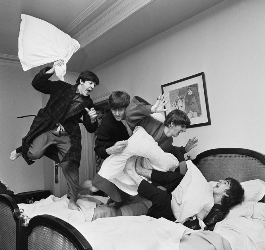  Luta de travesseiros entre integrantes dos Beatles, em 1964