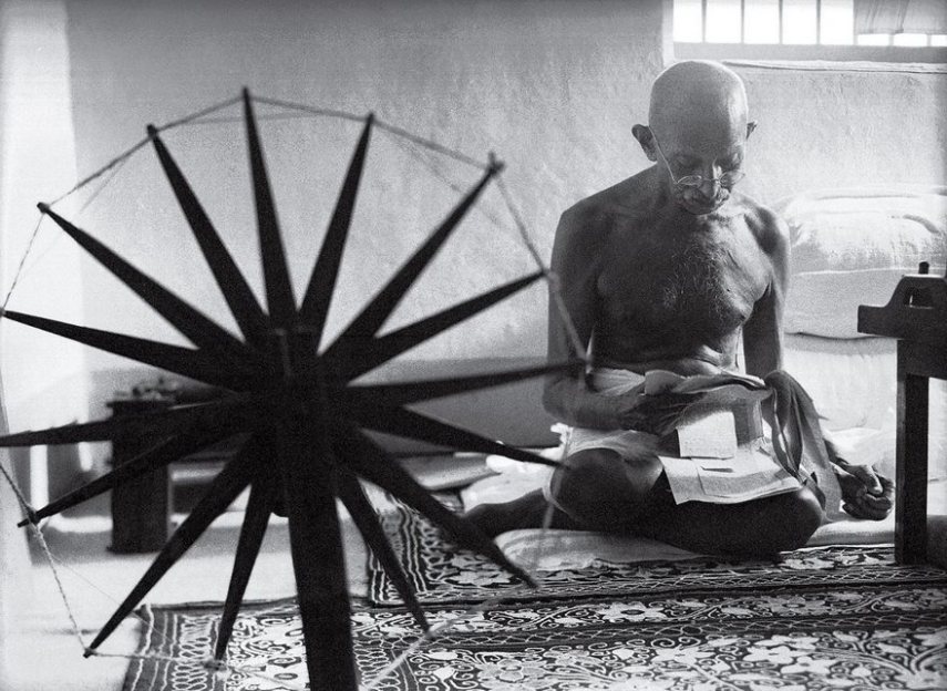 Gandhi sendo mantido prisioneiro pelo exército inglês, na Índia, em 1946