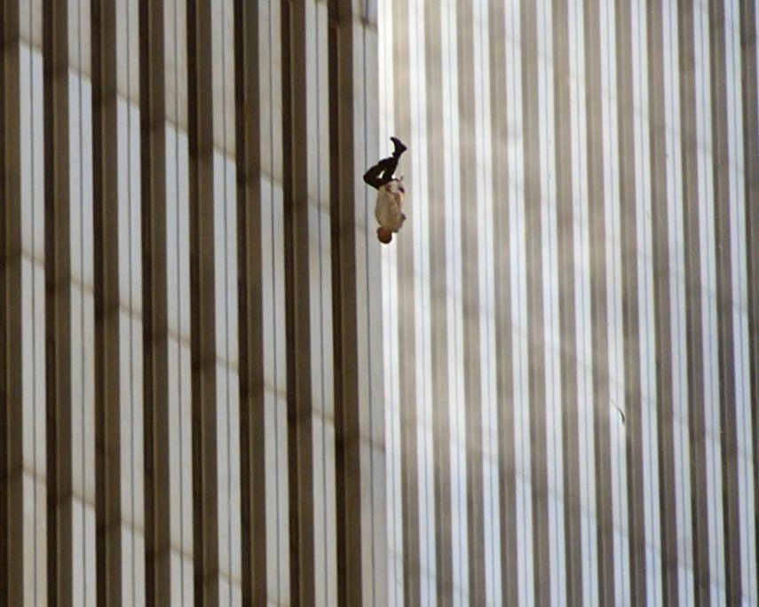 Homem se joga durante atentado no World Trade Center, em 2001