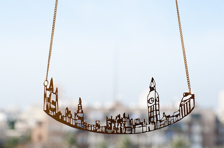 As designers de jóias Sharona Merlinand e Chen Ben-Ami criaram uma coleção inpirada em algumas importantes metrópoles do mundo. Cada colar custa 58 dólares (aproximadamente 198 reais).