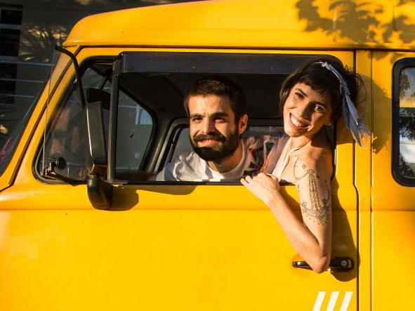 A cantora Mariana Degani e seu parceiro, o produtor musical Remi Chatain, passaram por seis estados em 70 dias a bordo da AMARilda, como foi batizada a kombi, para divulgar o disco FURTACOR