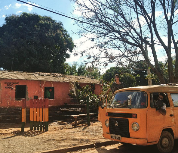 A cantora Mariana Degani e seu parceiro, o produtor musical Remi Chatain, passaram por seis estados em 70 dias a bordo da AMARilda, como foi batizada a kombi, para divulgar o disco FURTACOR