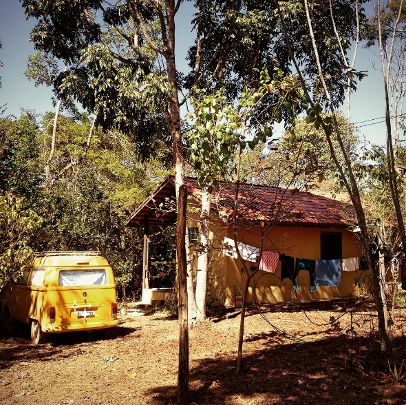 A cantora Mariana Degani e seu parceiro, o produtor musical Remi Chatain, passaram por seis estados em 70 dias a bordo da AMARilda, como foi batizada a kombi, para divulgar o disco FURTACOR