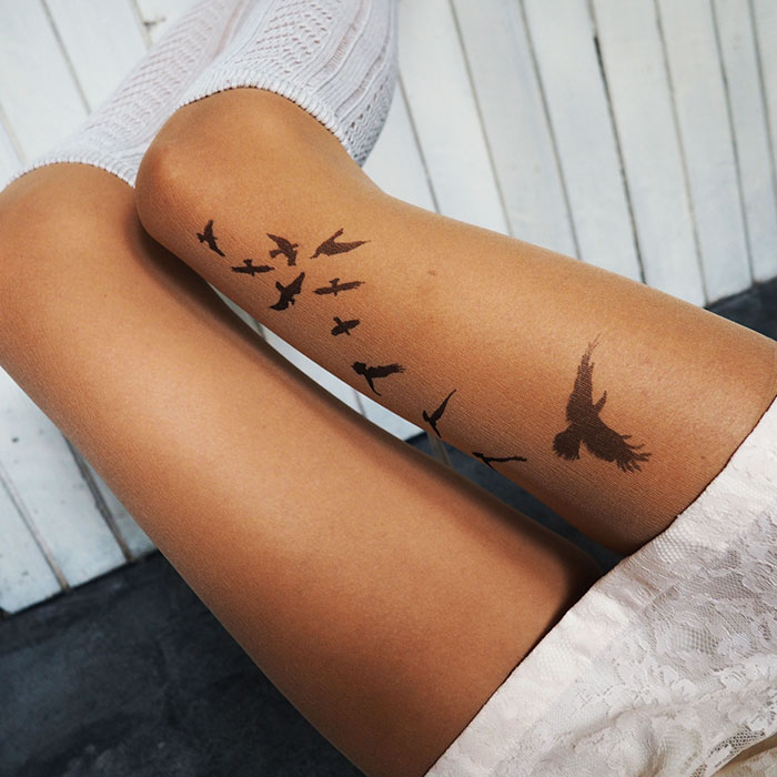 Meias calças com desenhos imitam tatuagens 
