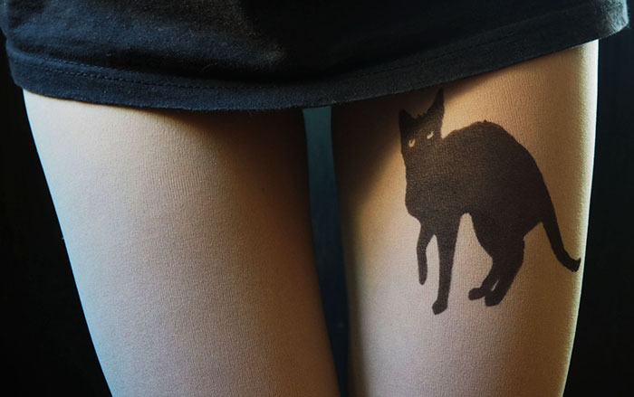 Meias calças com desenhos imitam tatuagens 