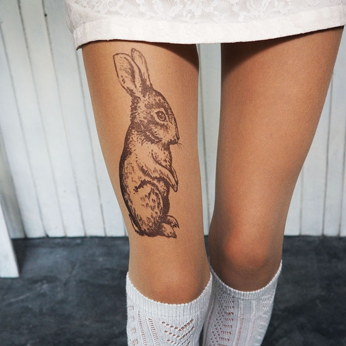 Meias calças com desenhos imitam tatuagens 