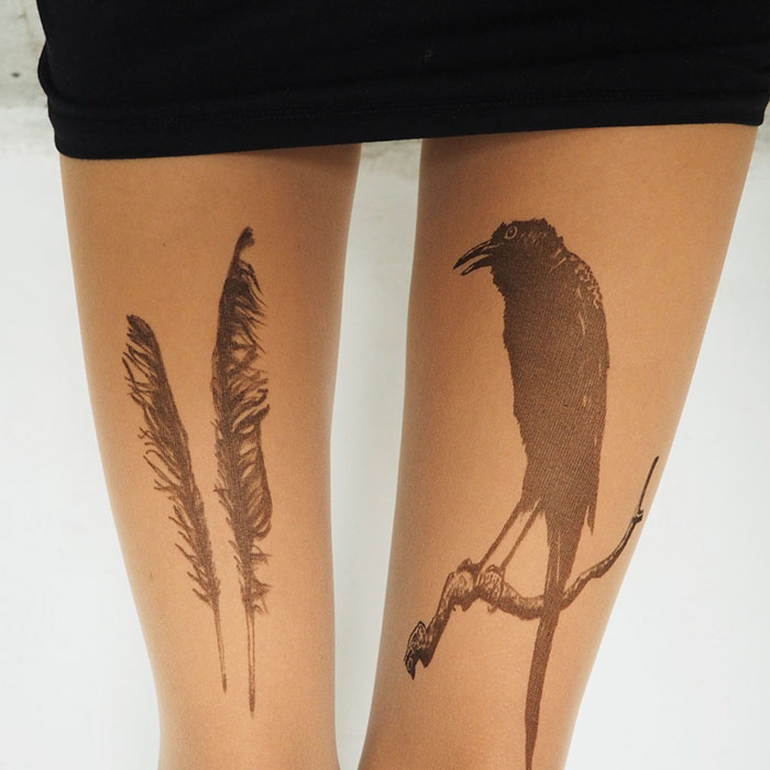 Meias calças com desenhos imitam tatuagens 