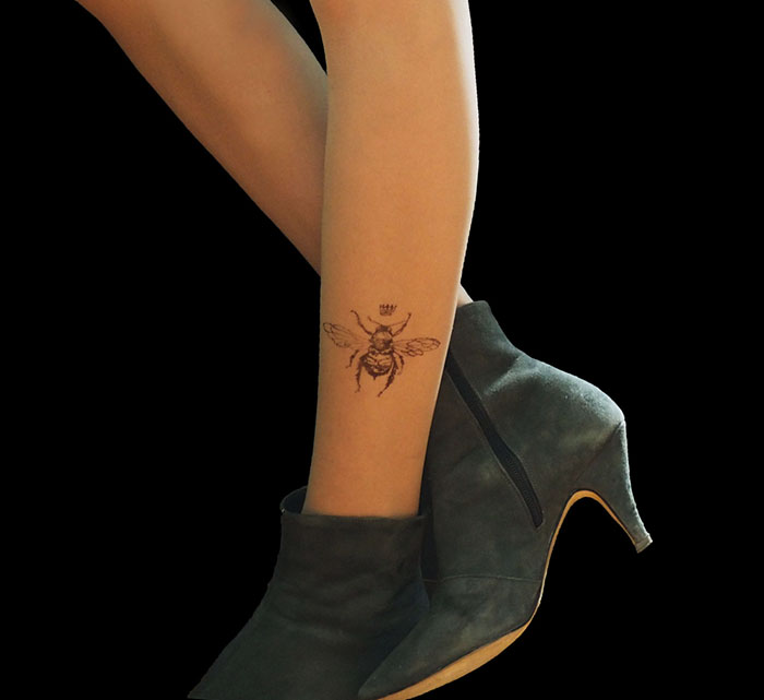Meias calças com desenhos imitam tatuagens 