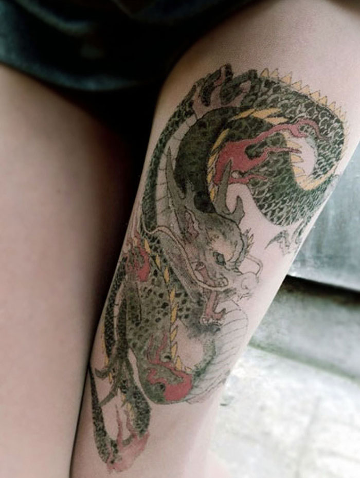 Meias calças com desenhos imitam tatuagens 