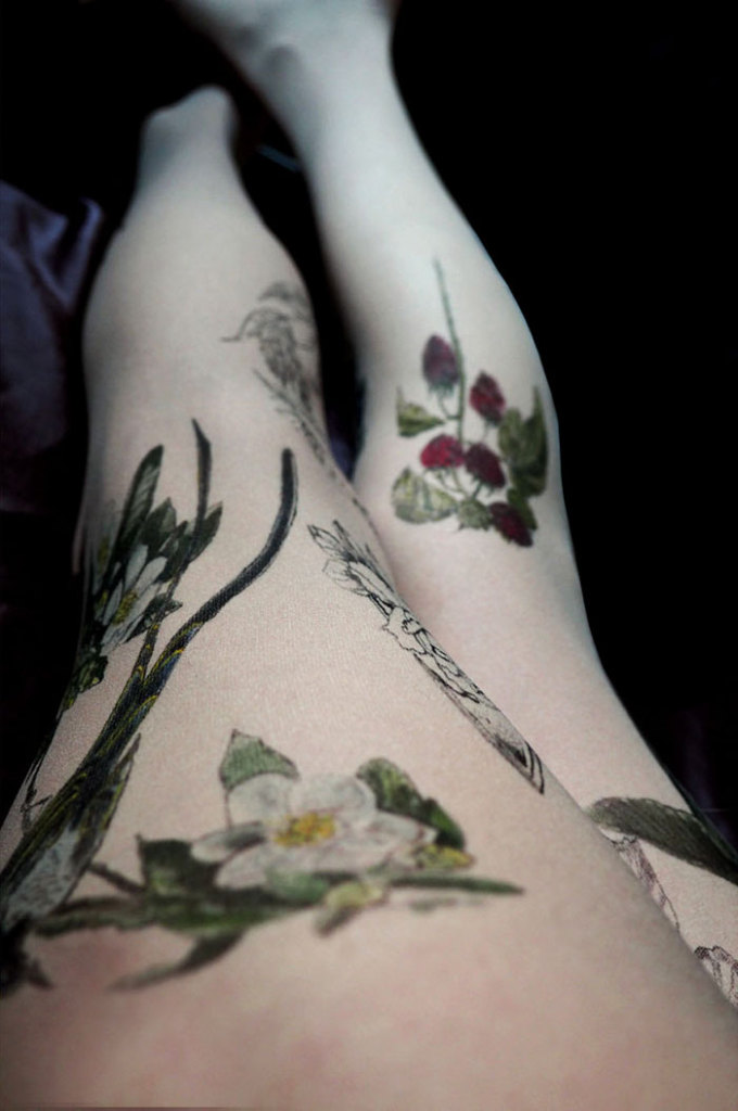 Meias calças com desenhos imitam tatuagens 