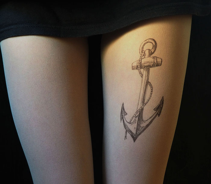 Meias calças com desenhos imitam tatuagens 