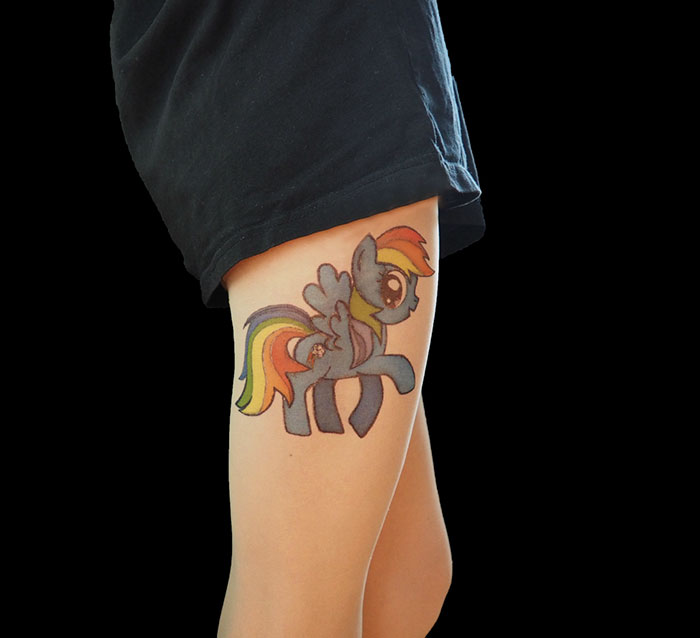 Meias calças com desenhos imitam tatuagens 