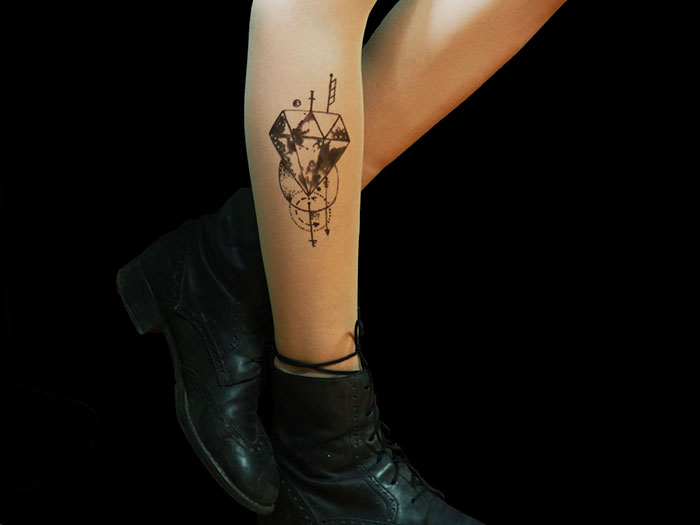 Meias calças com desenhos imitam tatuagens 