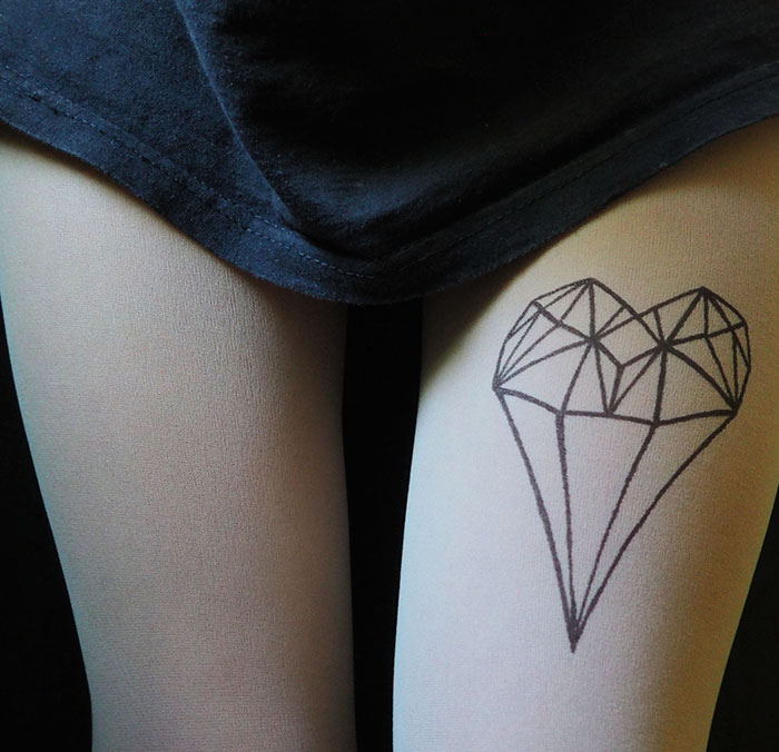 Meias calças com desenhos imitam tatuagens 