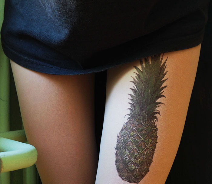 Meias calças com desenhos imitam tatuagens 
