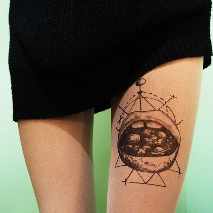 Meias calças com desenhos imitam tatuagens 