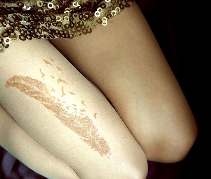 Meias calças com desenhos imitam tatuagens 