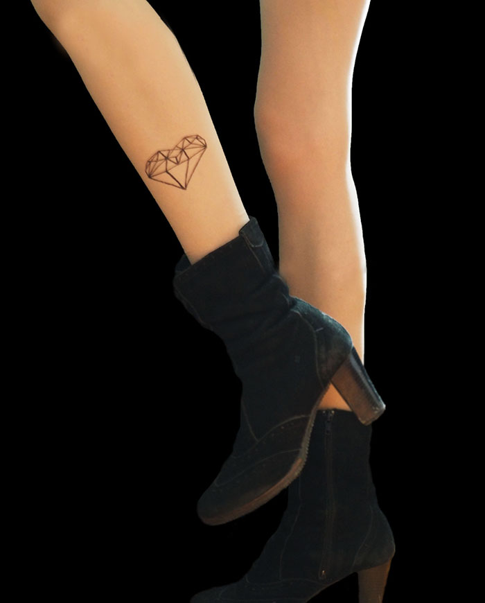 Meias calças com desenhos imitam tatuagens 