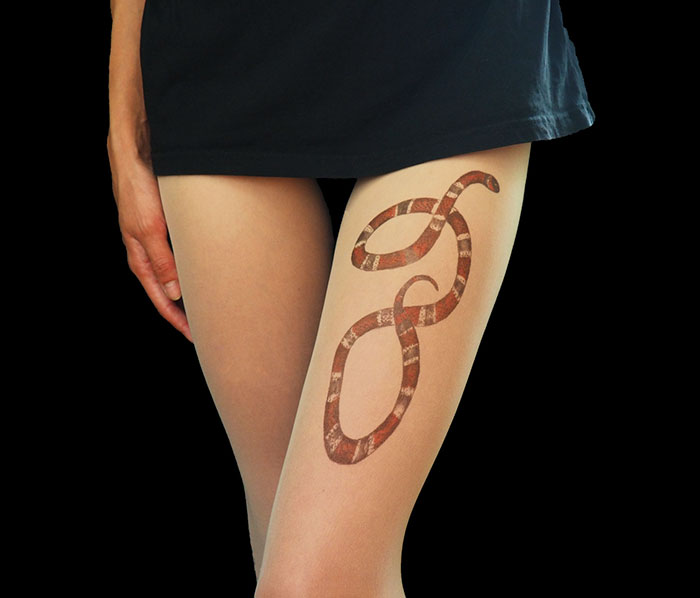 Meias calças com desenhos imitam tatuagens 