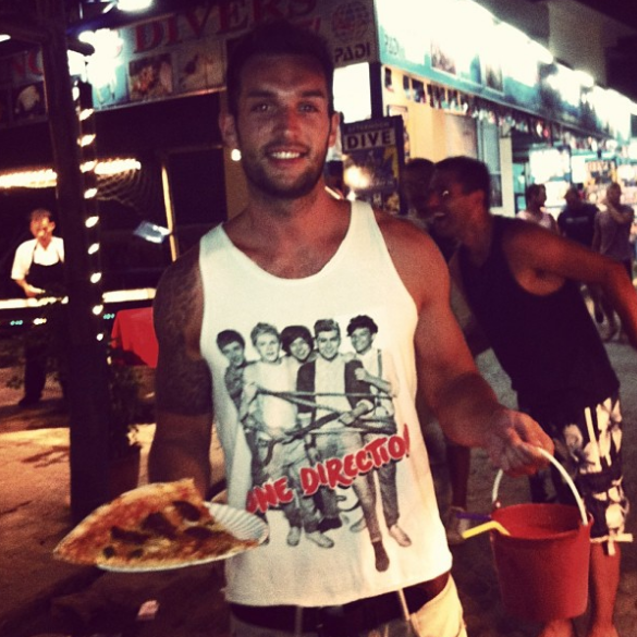 Phil Duncan é viciado em pizza e transformou suas viagens na busca pelas melhores e mais diferentes pizzas