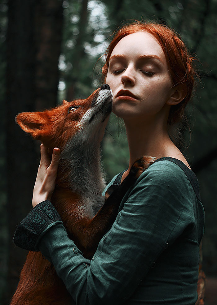 A fotógrafa Alexandra Bochkareva reuniu duas modelos ruivas em imagens encantadoras ao lado de uma raposa vermelha chamada Alice!
