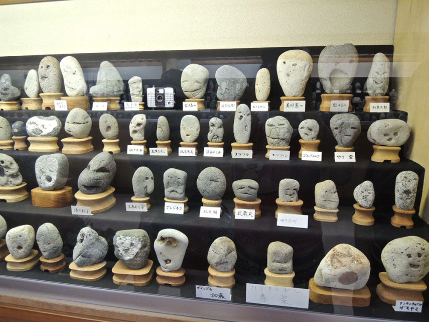 No Japão, pedras que lembram 'rostos humanos' têm um espaço especial no acervo deste museu. Tem até pedra do Elvis Presley!