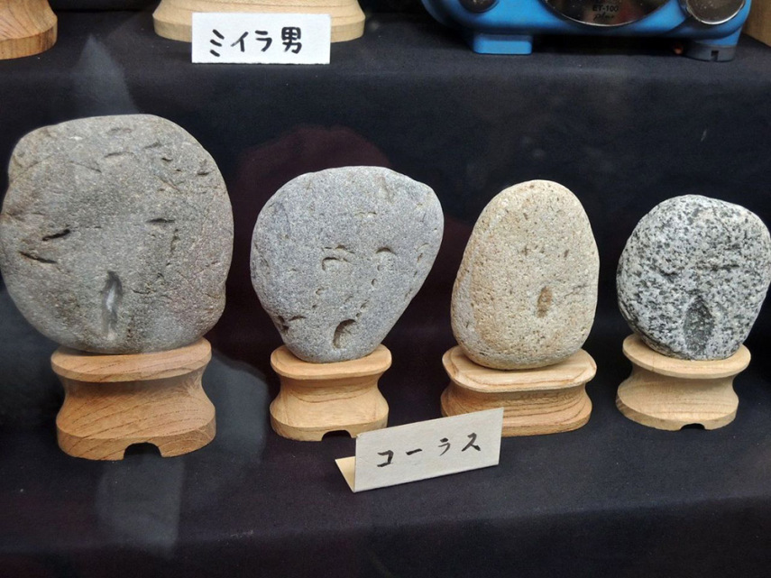 No Japão, pedras que lembram 'rostos humanos' têm um espaço especial no acervo deste museu. Tem até pedra do Elvis Presley!