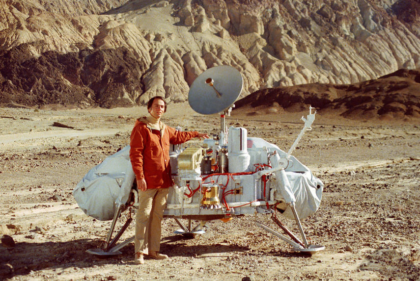 Sagan foi conselheiro da NASA desde os anos 50, trabalhou nas missões Apollo antes das idas à lua e analisou possíveis locais de pouso para a sonda Viking, pioneira na exploração do sistema solar e fundamental para obter informações sobre Marte.