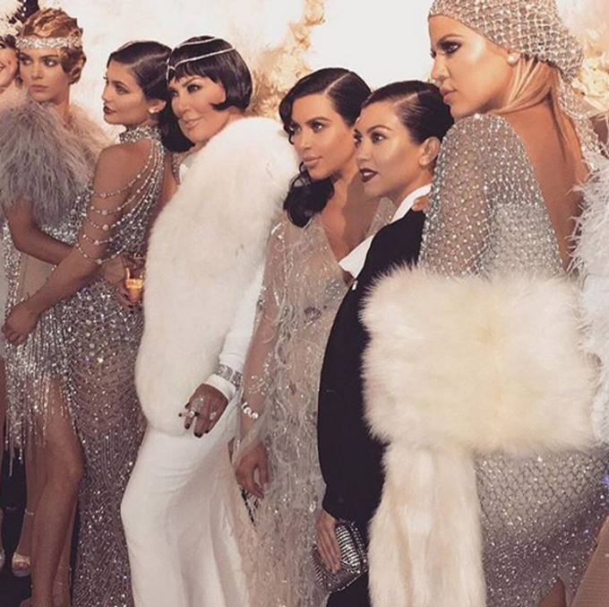 É claro que as Kardashian não poderiam estar de fora dessa lista, já que o assunto é ostentação. Para a festa de 60 da matriarca Kris Jenner, em 2015, cerca de US$ 2 milhões (R$ 6,3 milhões) foram gastos. Kris usou um headpiede todo de diamantes. O tema era anos 20 e a decoração era luxuosa