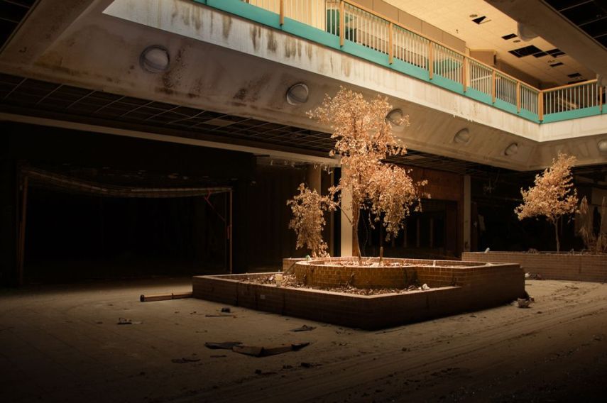 Este shopping na cidade de Kansas, nos Estados Unidos, funcionou por 40 anos até ser fechado em 2014. Abandonado, ele foi demolido recentemente