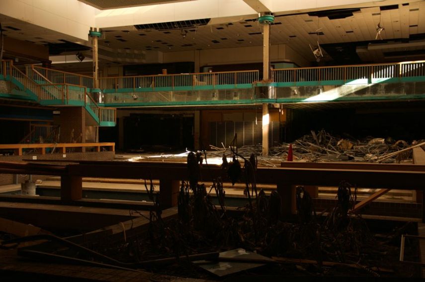 Este shopping na cidade de Kansas, nos Estados Unidos, funcionou por 40 anos até ser fechado em 2014. Abandonado, ele foi demolido recentemente