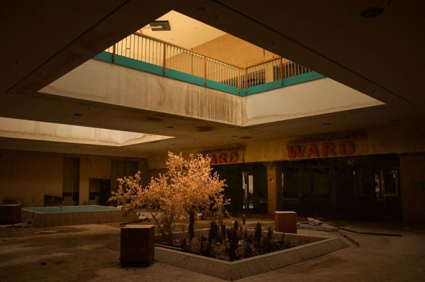 Este shopping na cidade de Kansas, nos Estados Unidos, funcionou por 40 anos até ser fechado em 2014. Abandonado, ele foi demolido recentemente